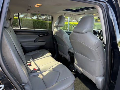 Used 2021 Toyota Highlander XLE AWD/4WD image 22