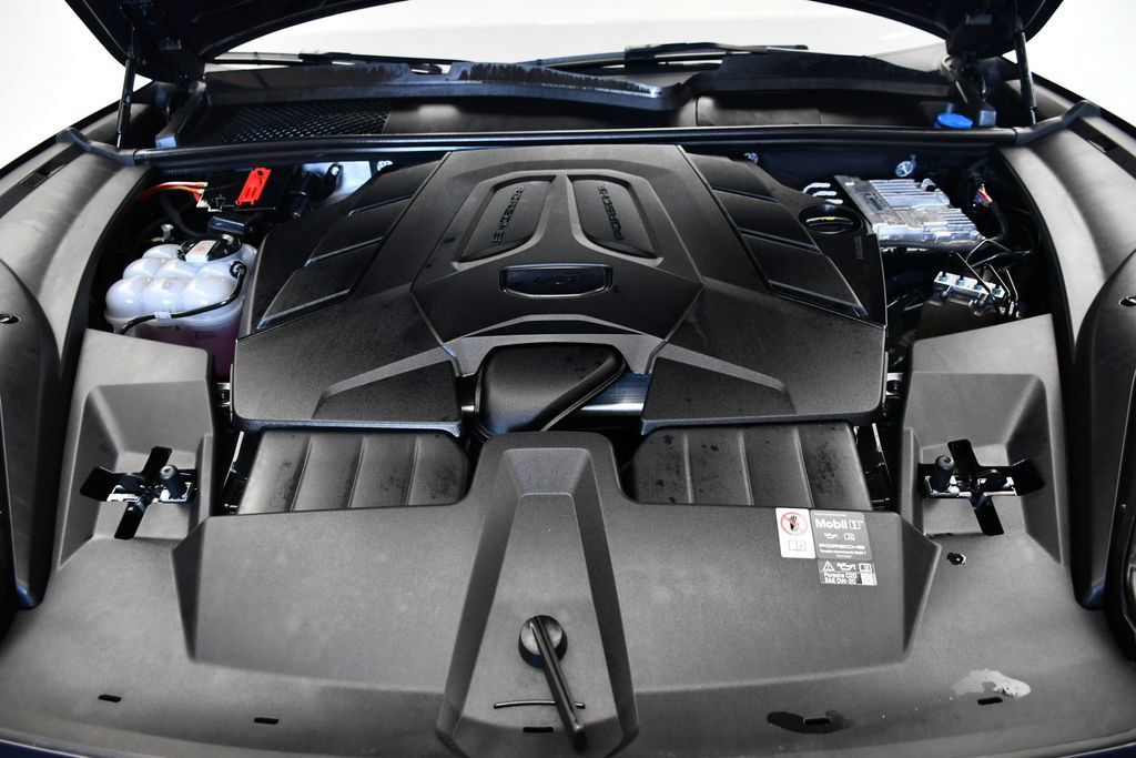 Certified 2025 Porsche Cayenne AWD/4WD image 12