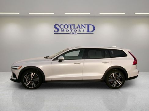 Used 2025 Volvo V60 B5 Cross Country Plus image 1