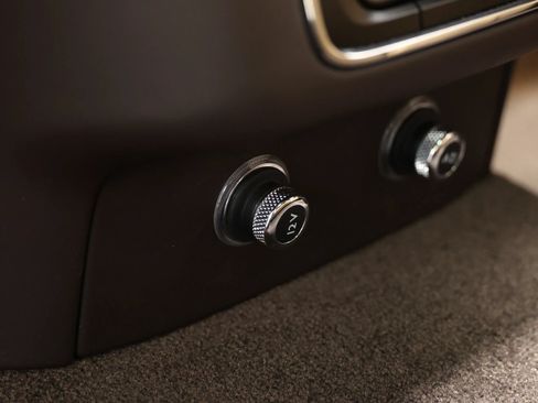 Used 2018 Bentley Bentayga AWD/4WD image 65
