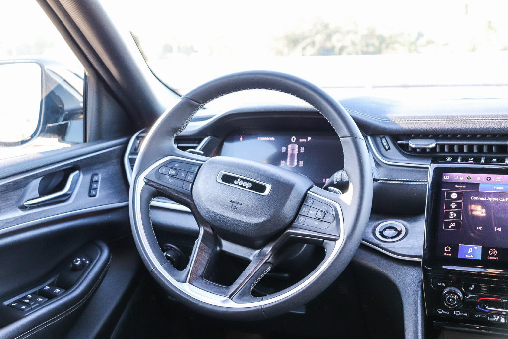 Used 2024 Jeep Grand Cherokee Limited AWD/4WD image 17