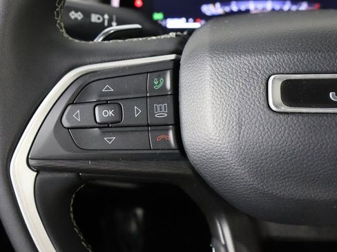 Used 2023 Jeep Grand Cherokee Laredo AWD/4WD image 8