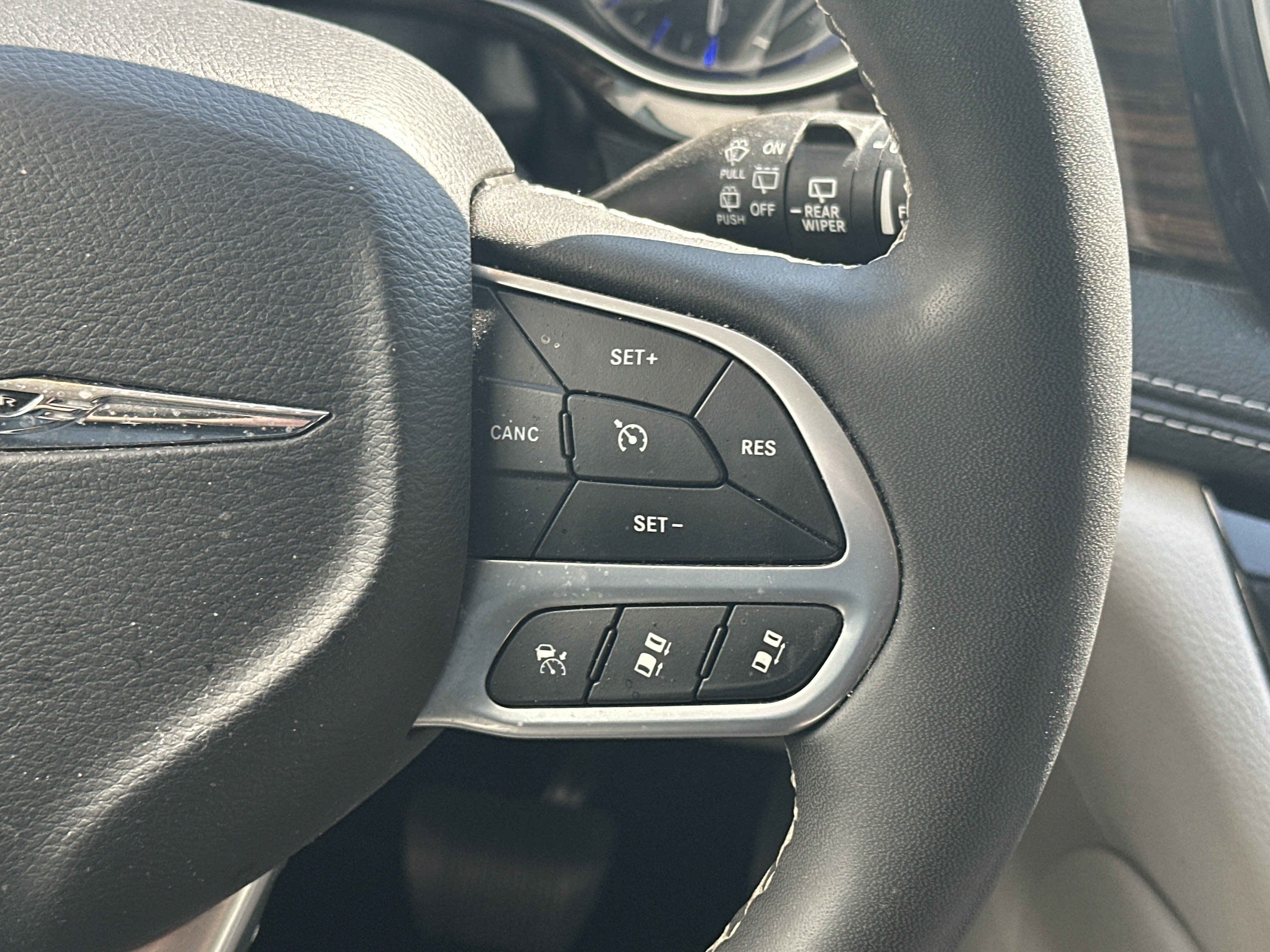 Used 2023 Chrysler Pacifica Limited FWD image 18