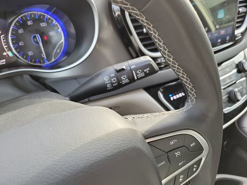Used 2024 Chrysler Pacifica Touring-L FWD image 26