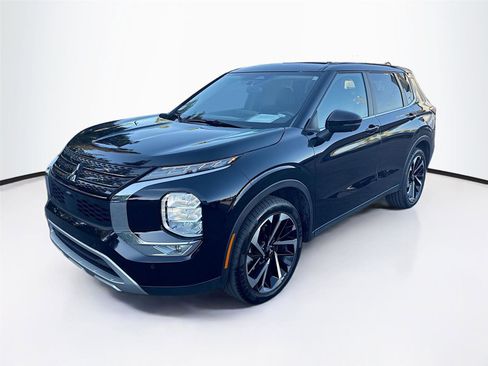 Used 2024 Mitsubishi Outlander SE image 3