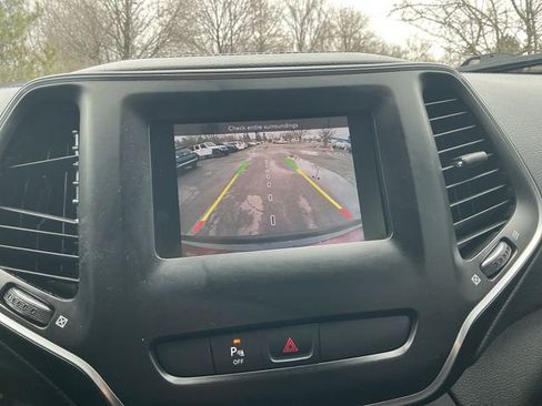 Used 2020 Jeep Cherokee Latitude Plus AWD/4WD image 3