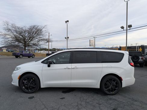 New 2026 Chrysler Pacifica Limited w/ Uconnect Theater Family Group image 8