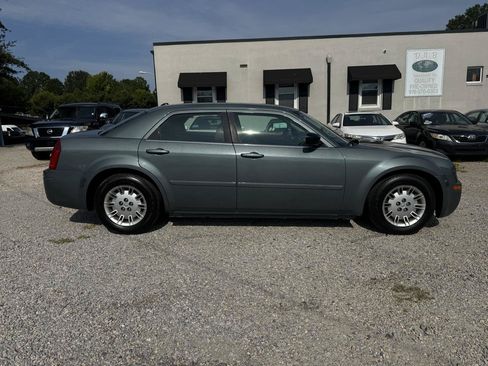 Used 2005 Chrysler 300 RWD image 4
