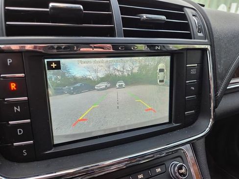 Used 2018 Lincoln Continental Select w/ Continental Climate Package FWD image 12