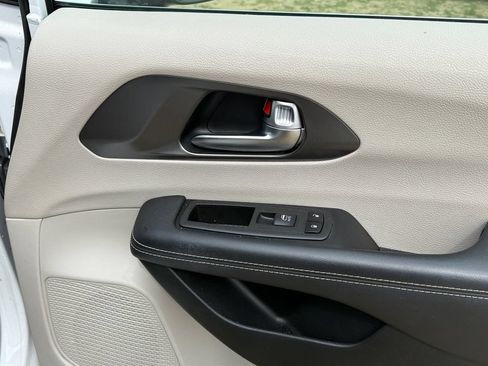 Used 2024 Chrysler Pacifica Touring-L FWD image 41