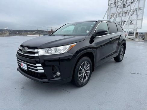 Used 2017 Toyota Highlander XLE image 3