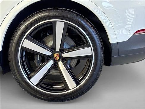 New 2025 Porsche Cayenne E-Hybrid Coupe AWD/4WD image 23