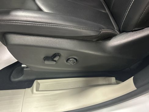 Used 2024 Chrysler Pacifica Touring-L image 13