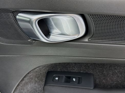 Used 2025 Volvo XC40 B5 Core image 54