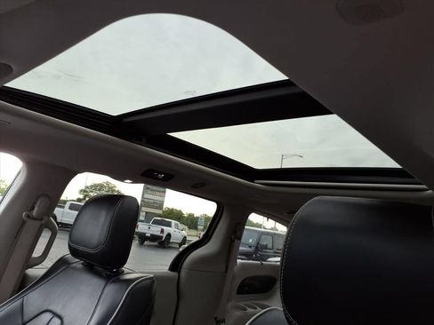 Certified 2023 Chrysler Pacifica Limited FWD image 11