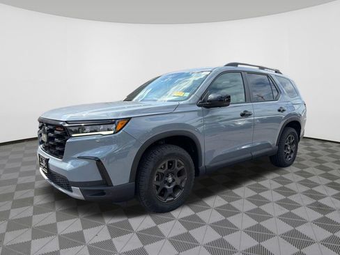 Used 2025 Honda Pilot TrailSport image 3