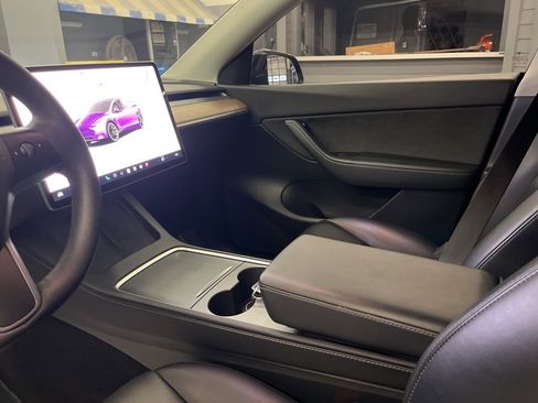 Used 2022 Tesla Model Y Long Range image 12