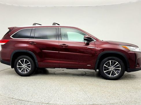 Used 2018 Toyota Highlander XLE image 4