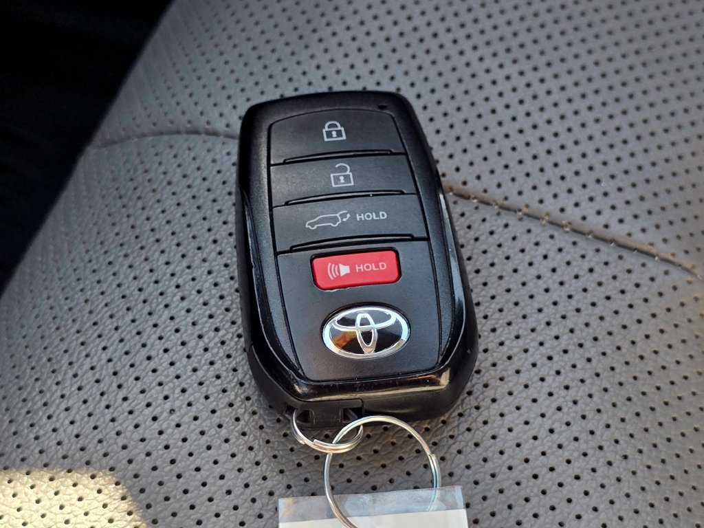 Used 2025 Toyota Highlander Limited AWD/4WD image 37