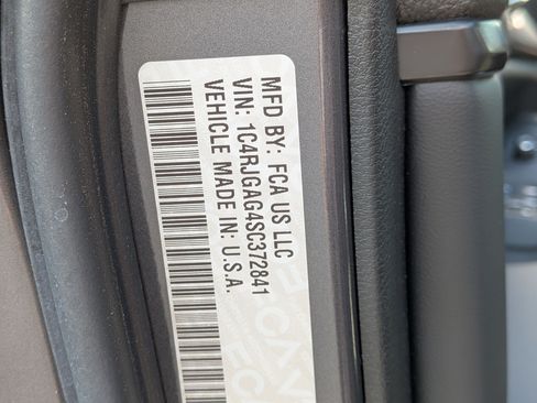 Used 2025 Jeep Grand Cherokee Laredo RWD image 25