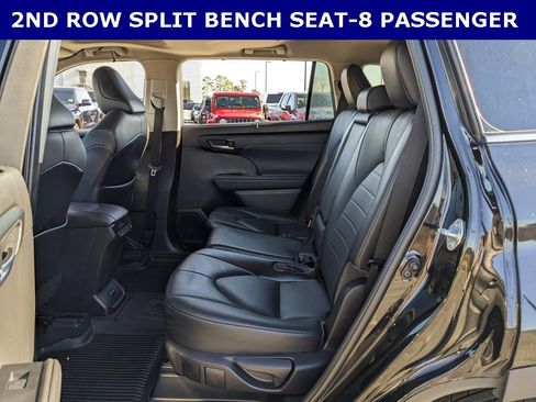Used 2021 Toyota Highlander XLE image 6