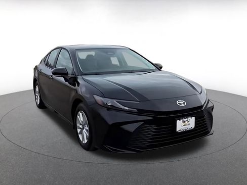 Used 2025 Toyota Camry LE image 3