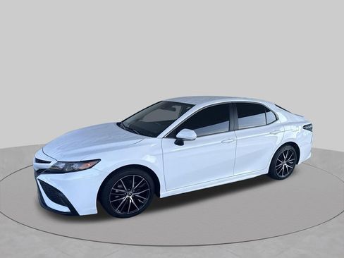 Used 2024 Toyota Camry SE FWD image 3
