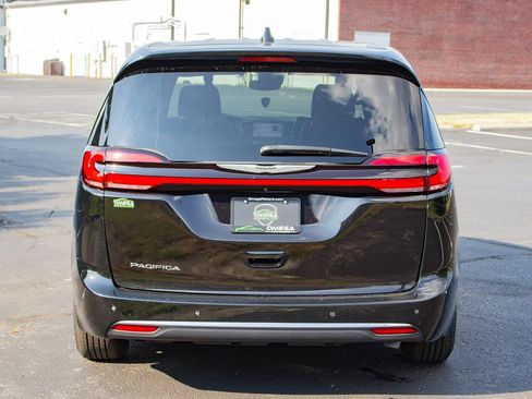 Used 2025 Chrysler Pacifica Select FWD image 8