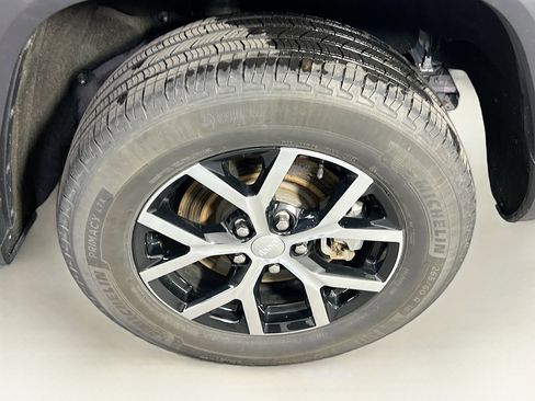 Used 2023 Jeep Grand Cherokee L Limited AWD/4WD image 32