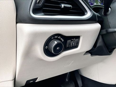 Used 2023 Chrysler Pacifica Touring-L FWD image 35
