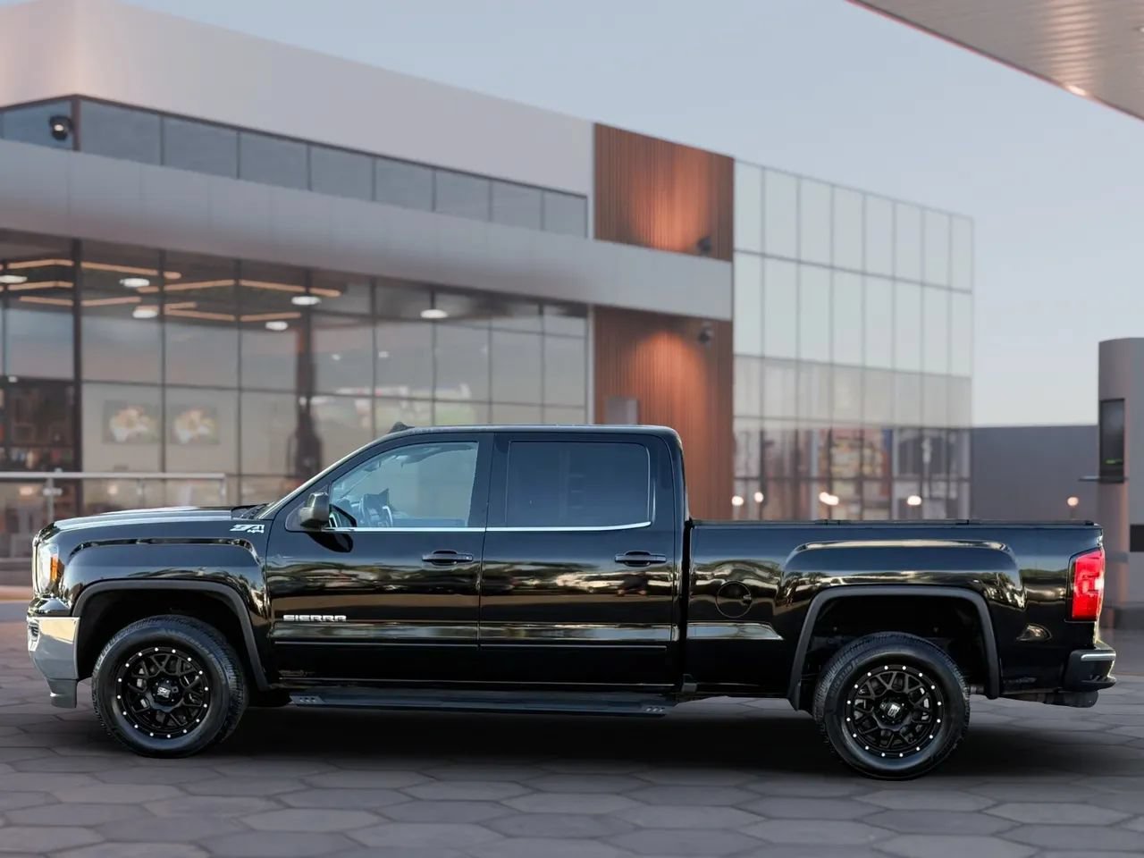 Used 2018 GMC Sierra 1500 SLE w/ Suspension Package, Off-Road AWD/4WD image 3