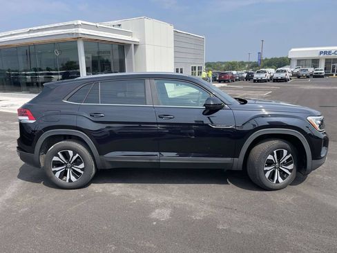 Used 2024 Volkswagen Atlas Cross Sport SE FWD image 2