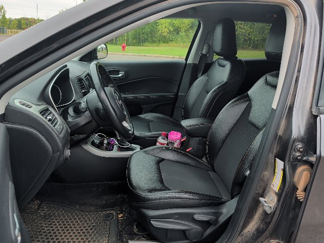 Used 2018 Jeep Compass Latitude w/ Cold Weather Group AWD/4WD image 2