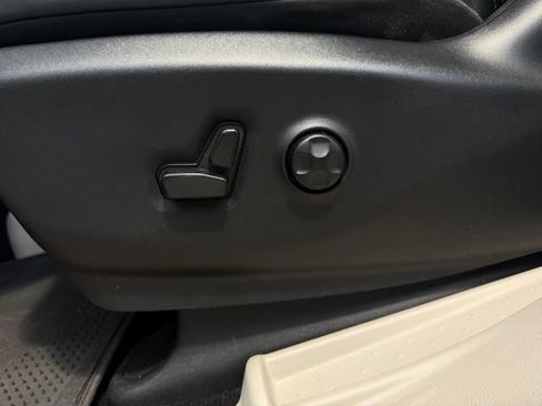 Used 2024 Chrysler Pacifica Touring-L FWD image 27
