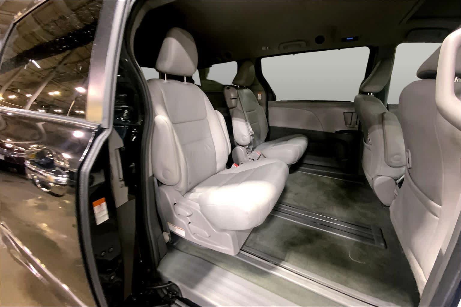 Used 2017 Toyota Sienna XLE FWD image 20