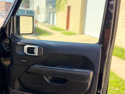 Used 2019 Jeep Wrangler Unlimited Sahara AWD/4WD image 22
