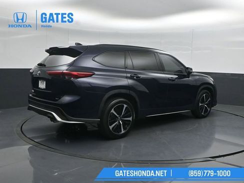 Used 2021 Toyota Highlander XSE FWD image 2
