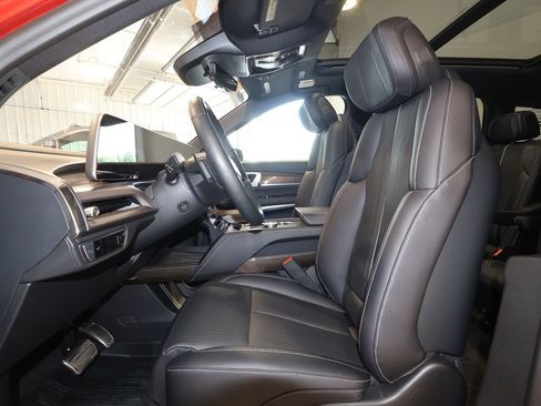 Certified 2026 Cadillac Vistiq Sport w/ LPO, Floor Liner Package AWD/4WD image 22