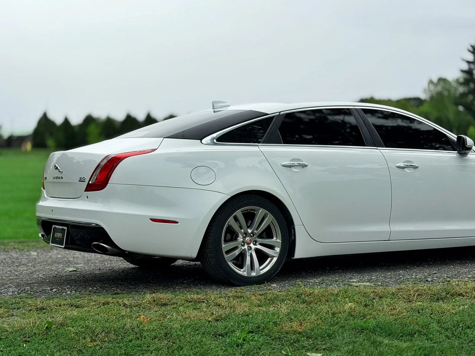 Used 2017 Jaguar XJ L Portfolio AWD/4WD image 28