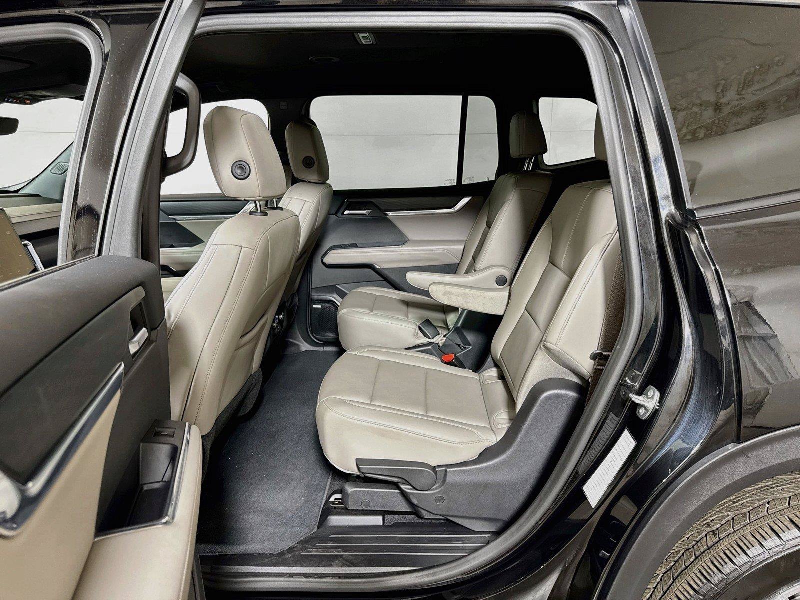 Used 2026 GMC Acadia Elevation w/ Elevation Premium Package FWD image 23