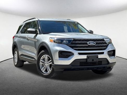 Used 2023 Ford Explorer XLT AWD/4WD image 2