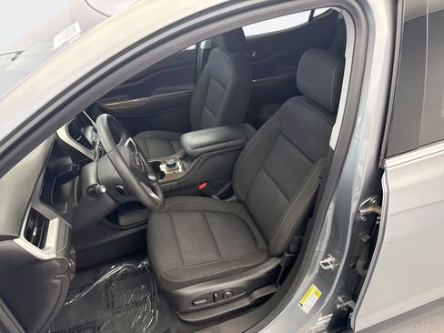 Used 2023 GMC Acadia SLE w/ Driver Convenience Package AWD/4WD image 11
