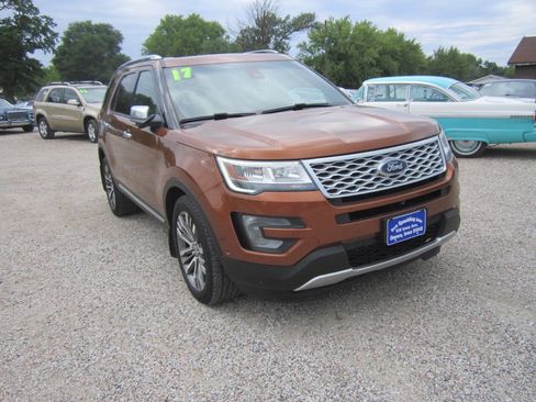 Used 2017 Ford Explorer Platinum image 3