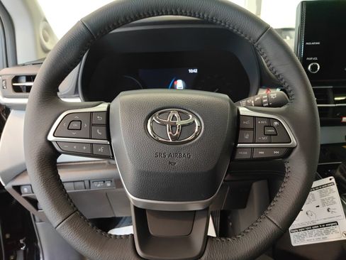 New 2026 Toyota Sienna XLE image 26