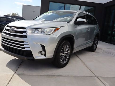 Used 2017 Toyota Highlander XLE image 8