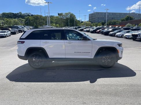 Used 2025 Jeep Grand Cherokee Altitude AWD/4WD image 7