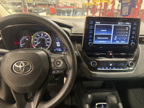 Used 2021 Toyota Corolla LE FWD image 2