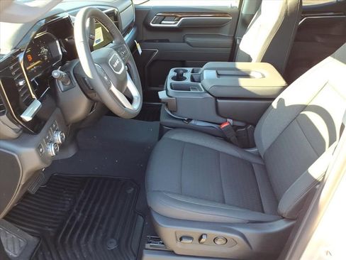 New 2026 GMC Sierra 1500 SLE image 3