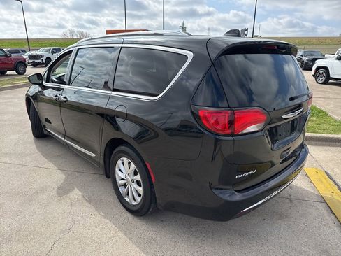 Used 2018 Chrysler Pacifica Touring-L w/ Advanced Safetytec Group image 8