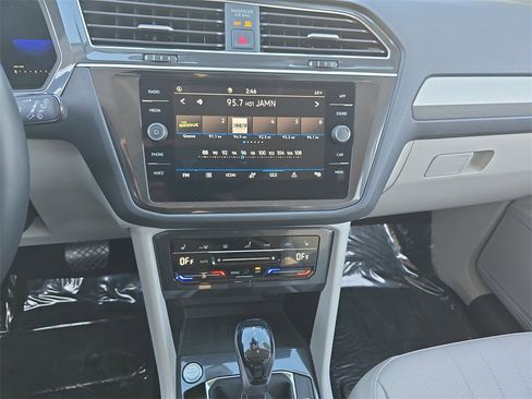 Used 2022 Volkswagen Tiguan SE image 25